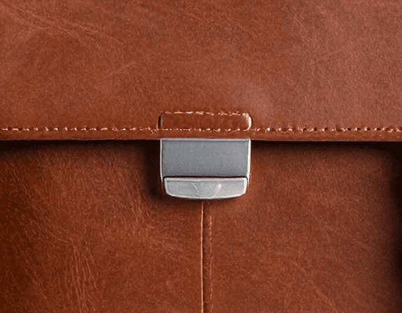 Bolsa-a_0002_Firefly_Front-view-of-a-camera-bag-made-of-brown-leather-with-a-matte-finish,-rectangular-sha-177848-copia